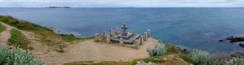 825px-St-Malo_Tombe_Chateaubriand_2010.jpg